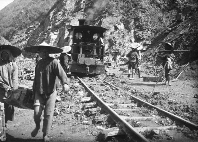 岁月如歌 | 今天,1909广场上演百年滇越铁路光影盛宴~你去看了吗?