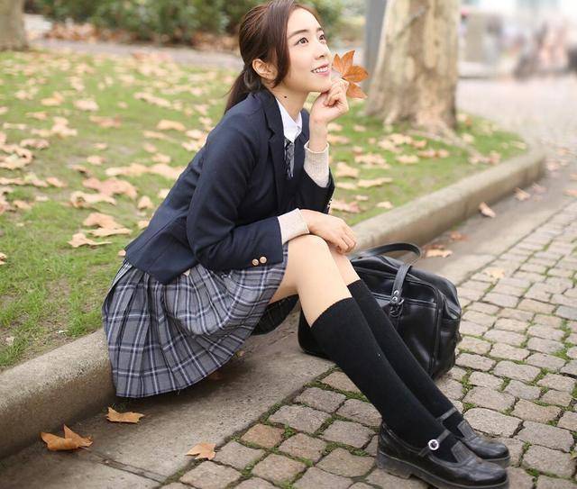 lol余霜身穿校服拍艺术照,这么年轻跟高中生没什么两样啊_手机搜狐网