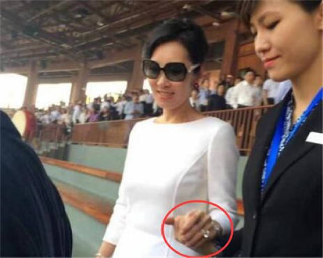 看完王健林夫人戴的戒指,再看马云夫人戴的戒