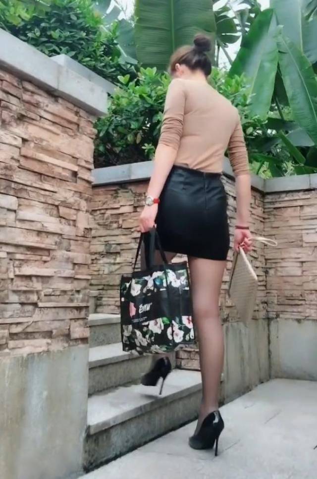 皮裙 尖嘴高跟鞋使都市女郎明艳动人