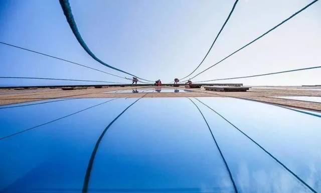 俞荣群《描绘蓝天》 利用镜面影像形成对称构图,提升视觉美感,更加点