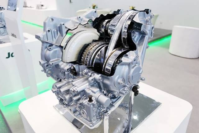 上图是jatco最新一代cvt8变速箱产品,也是此次展示的四款变速箱中体积