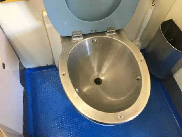 "世界厕所日"探寻改革开放40年中国铁路厕所的变迁史