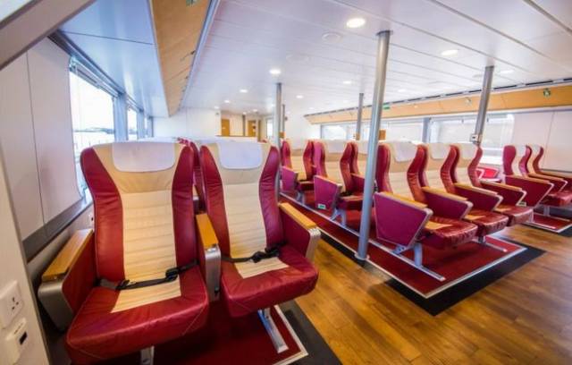 和此前使用的客船相比,"中山6"在上下两层客舱前部增加了两个玻璃窗
