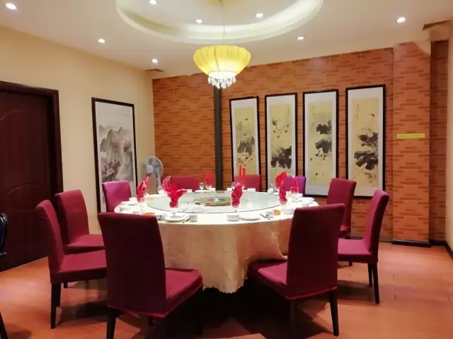 昆明的这家餐厅推出了鲜花宴