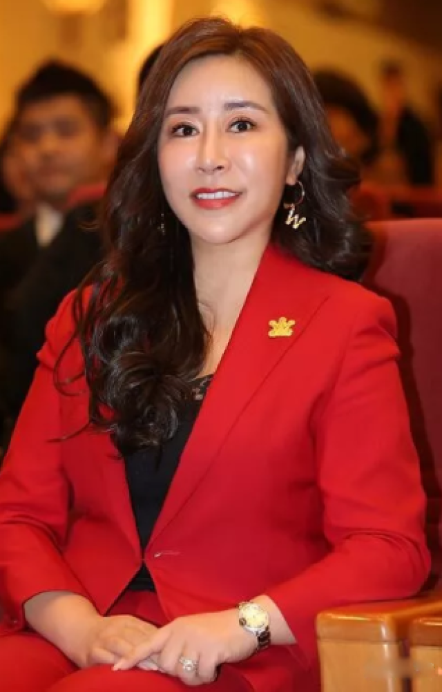 袜元素创始人富裕灵