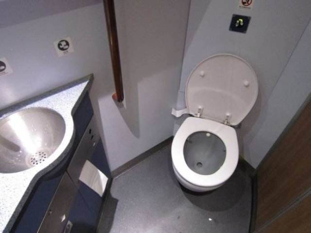 还有洗漱面镜,一切为旅客着想 和谐号动车组列车的普及 使列车厕所