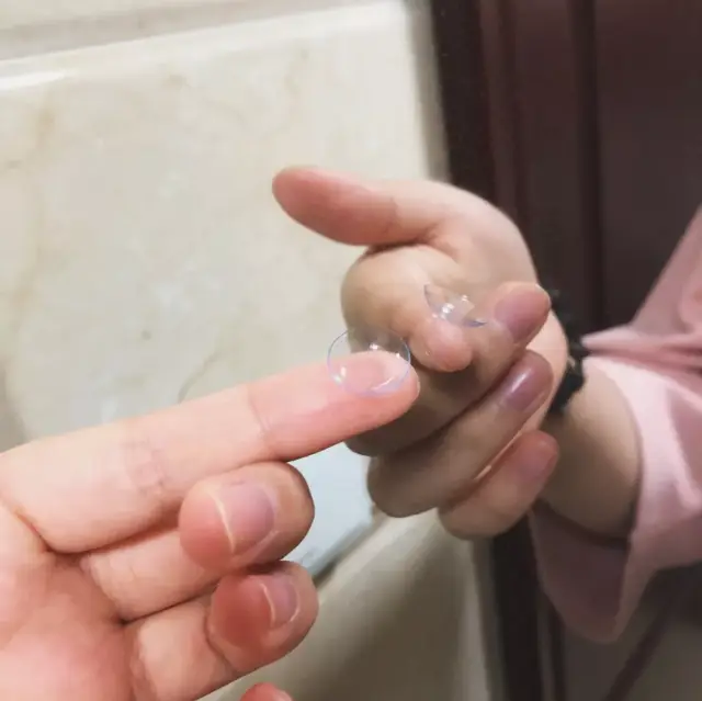 另一只已经被扔掉了的日抛隐形眼镜