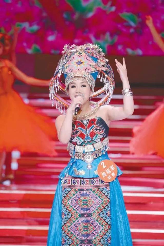 一个盲人子不学推拿 非学唱歌 结果夺得《星光大道》年度总冠军