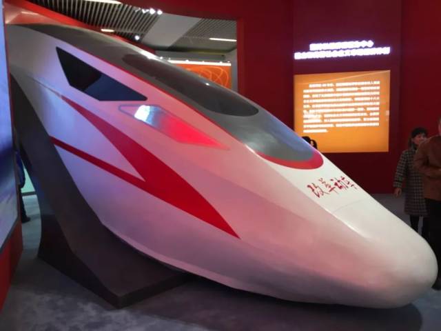 以复兴号车头为模型的展厅入口 2019年,智能京张高铁将开通运营 2020