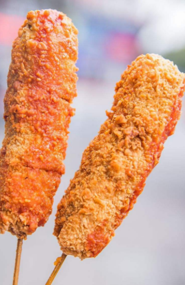 这里的棒棒鸡是一种炸串.