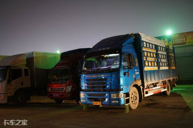 初冬的凌晨气温已经有点冷,习惯了每天这个时候出发的宁原野,熟练的