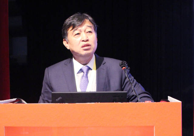 中华医学会骨科分会候任主任委员王坤正教授做《当前关节外科面临的