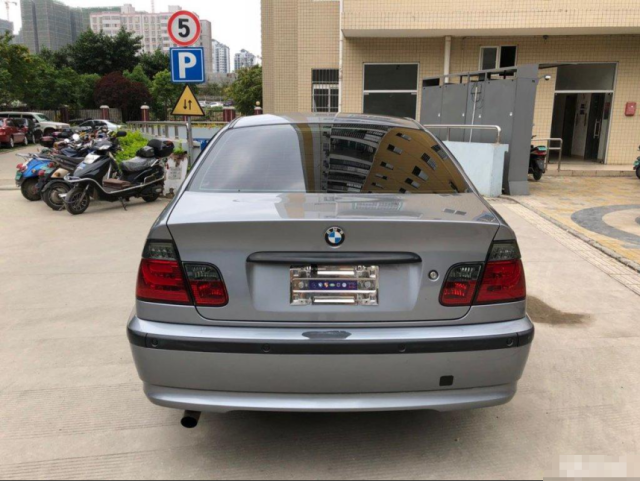 经典老车04款宝马318i4万块就能开宝马