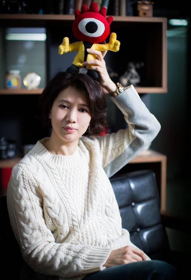 47岁袁咏仪近照变化大!脸型消瘦略显疲惫,穿着"男人味"十足