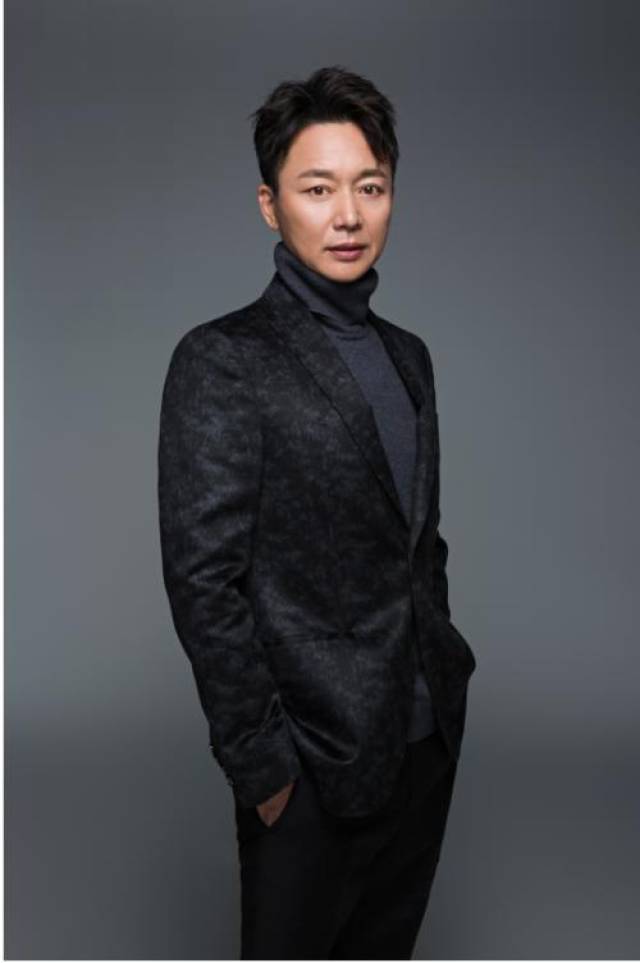 刘奕君时尚造型尽显商务范儿 代言即将公开