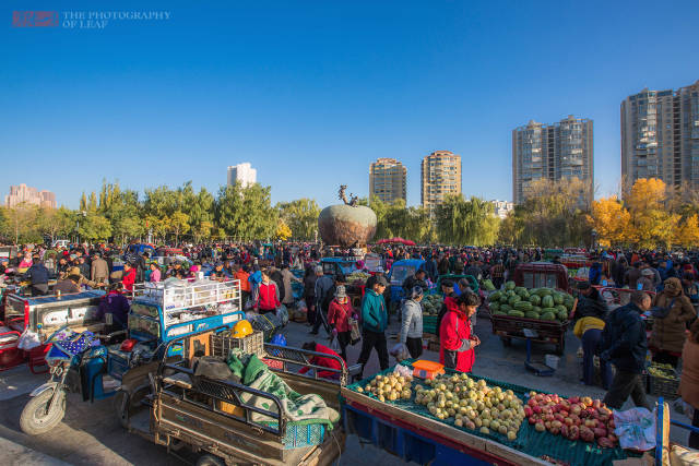 实拍新疆阿克苏集市,除了卖羊肉的,竟然还有这么多猪肉摊位_手机搜狐