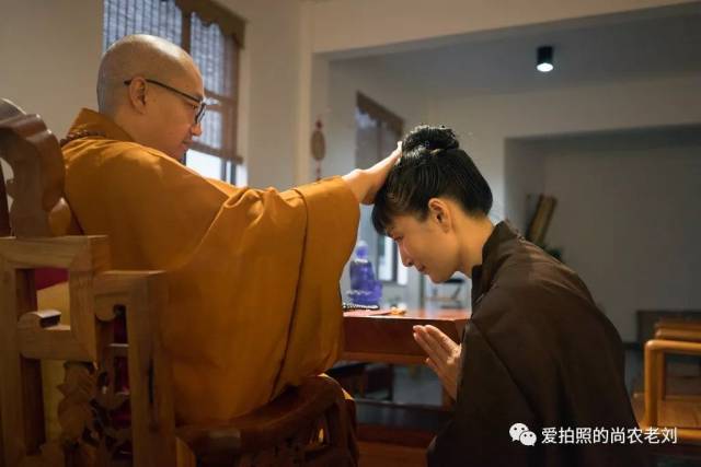 29,居士的皈依和受戒是每年这个法会期间的一项重要活动.