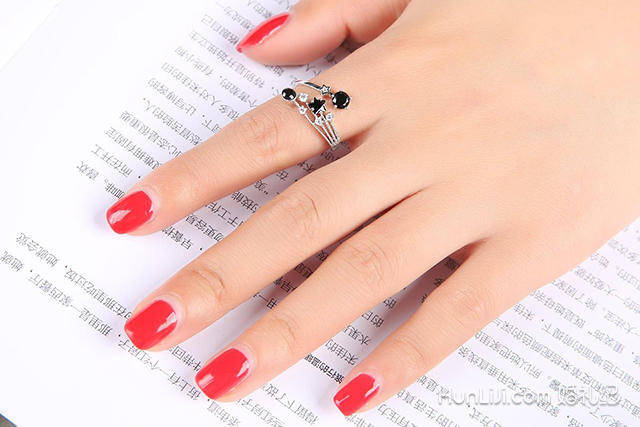 订婚戒指带的手指(订婚戒指带的手指是什么)