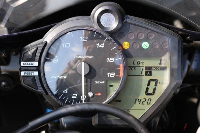 yzf-r6的仪表板采用指针式转速表与液晶屏幕时速表及右上方多个指示灯