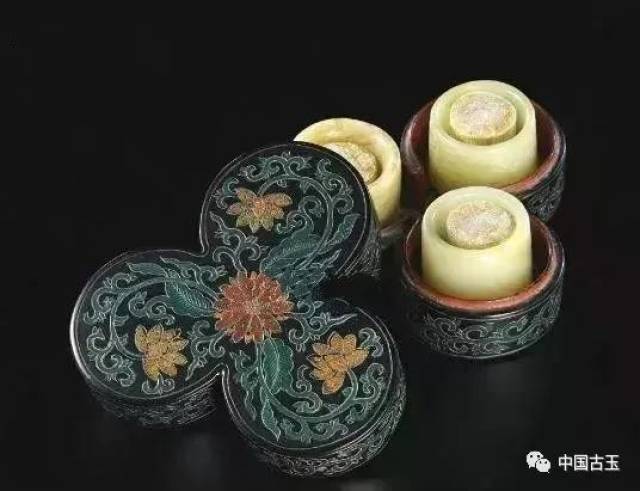 乾隆爷最爱的“玉扳指”，实物你见过几个？_搜狐网