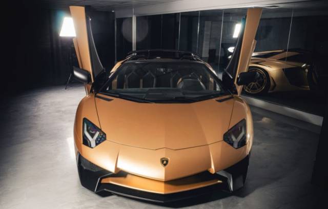 霸气磨砂黄金蛮牛 aventador sv