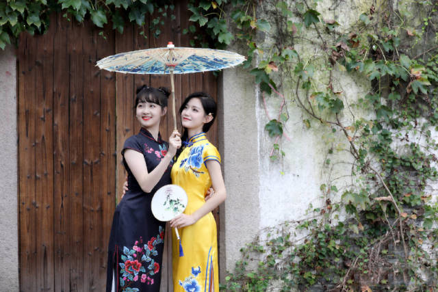 陈意涵李子璇合体拍旗袍大片一个清纯甜美一个俏皮可人