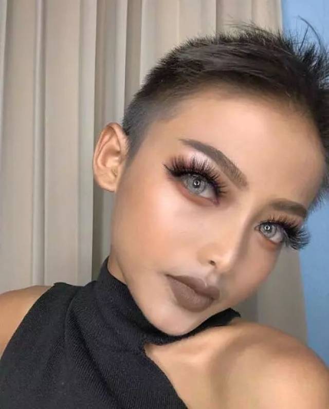 小学男生化妆成女生,成了网红还给家里买房!