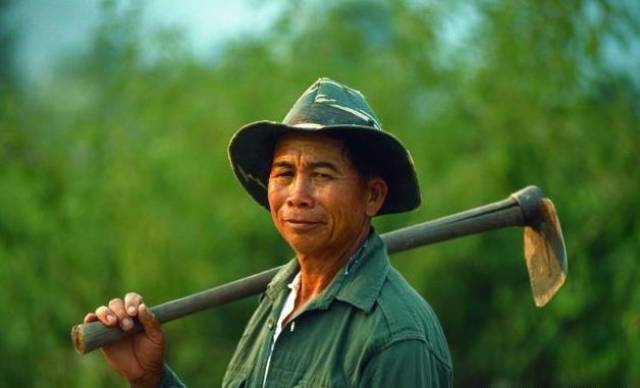 村俗语一人不喝酒,两人不赌钱,三人不买锄头