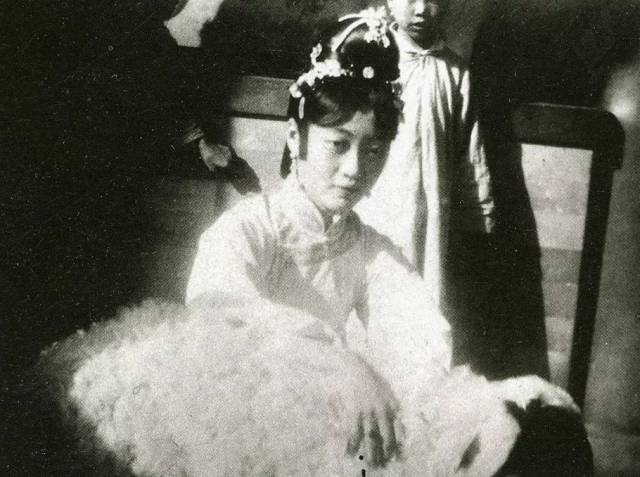 婉容罕见老照片:只恨身在末代帝王家,图八吸食鸦片的动作好熟练