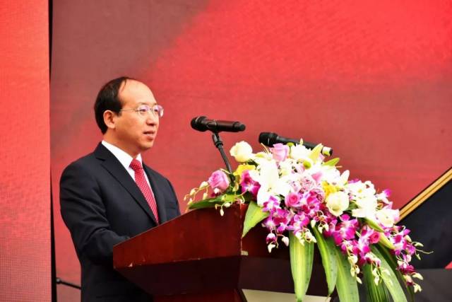 我宁波市三门商会倪君超,章卫光等三门中学的校友,返校冒雨参加了三门