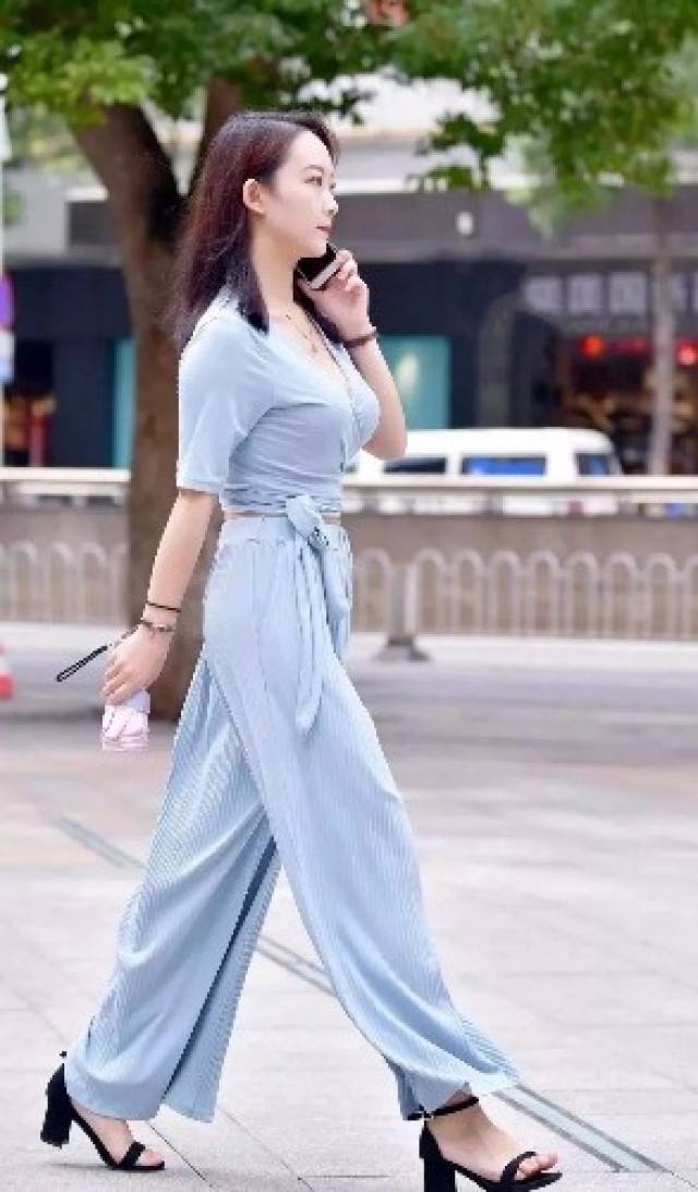 街拍,时尚辣妈,丰腴身材韵味十足,路人纷纷回头