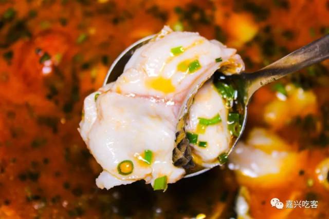 按摩,洗白白之后,手起刀落,晶莹剔透大小均等的鱼片就此诞生!