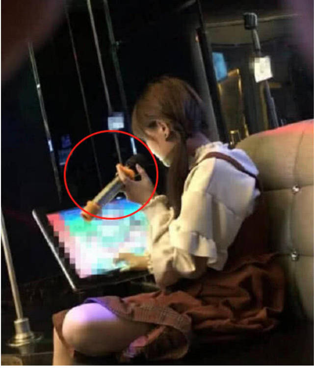 杨清柠随意坐姿被偷拍,身穿裙子不怕走光,网友