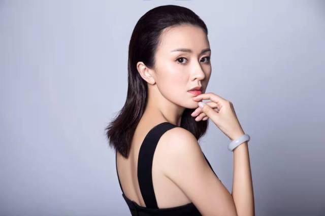 赵恺依性感写真曝光 凌厉霸气尽显女王气场