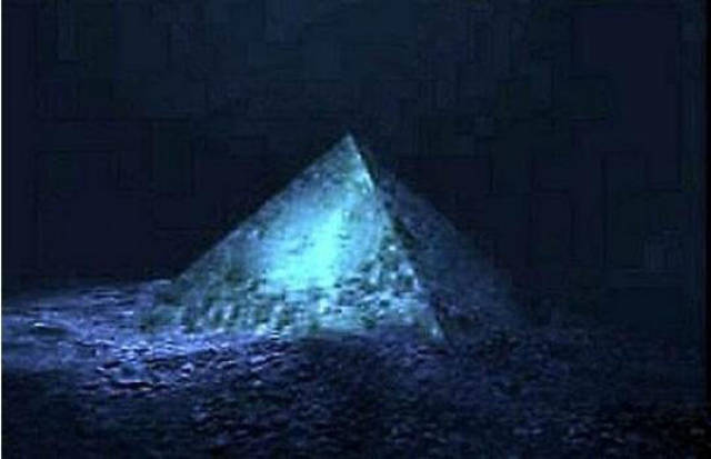 水下金字塔百幕大三角图片