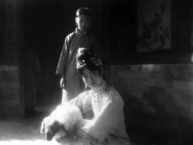 婉容罕见老照片:只恨身在末代帝王家,图八吸食鸦片的动作好熟练