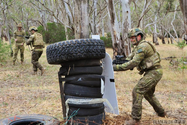 上刺刀!澳大利亚陆军拼刺训练 f88无托步枪增加喜剧效果