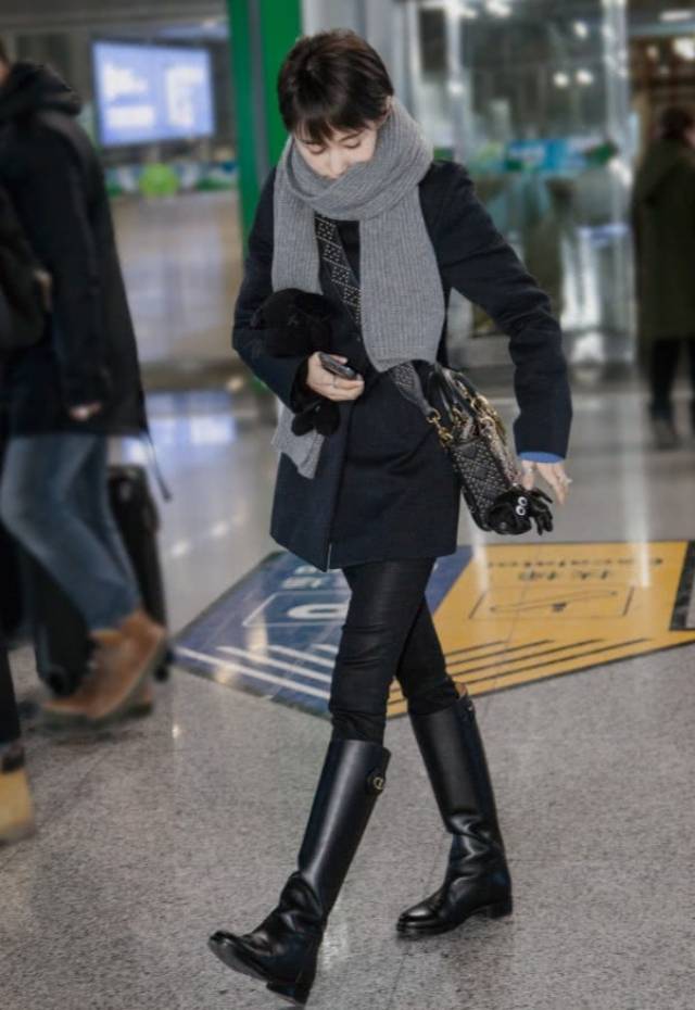 王子文有70斤吗紧身皮靴被她穿出宽松的感觉真怕靴子掉了