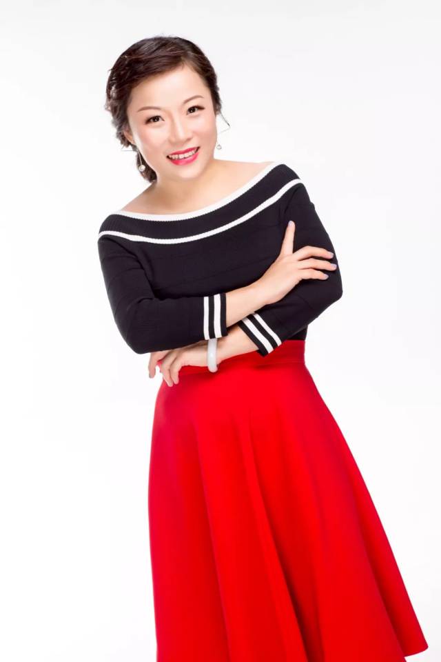 小露 《音乐好享受》主持人