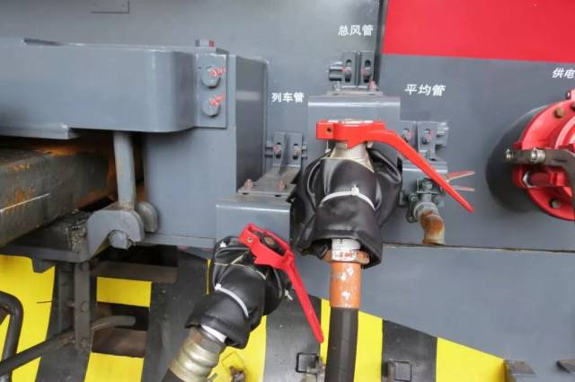 天气越来越冷,火车头怎么过冬?