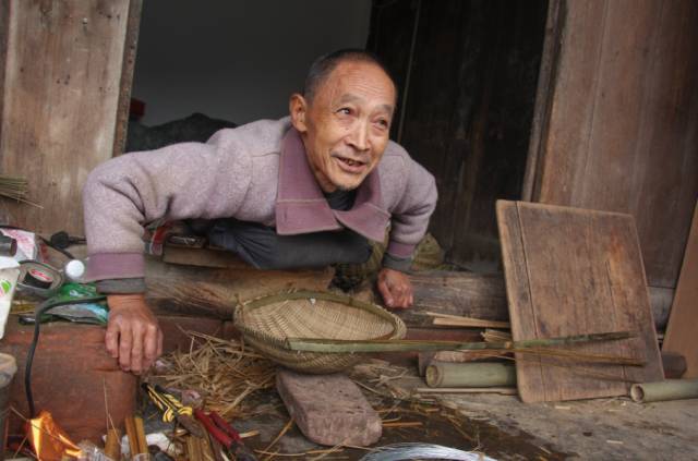 高位截瘫41年的乐山老人!竟靠编竹编资助12名贫困生!