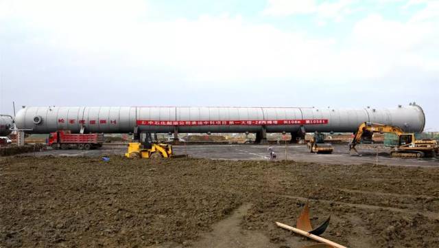 蒸汽裂解2号丙烯塔到场 (十建公司供图)