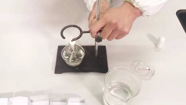 点燃酒精灯并放置到铁架台上 调整铁架台到合适高度