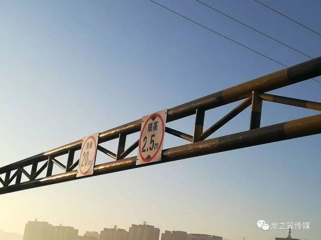 景观桥限高2.5m 限速20km