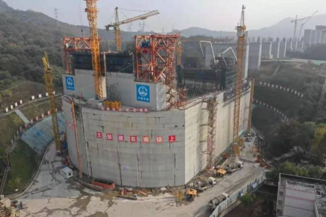 南锚碇为重力式锚碇 总重量达97.8万多吨