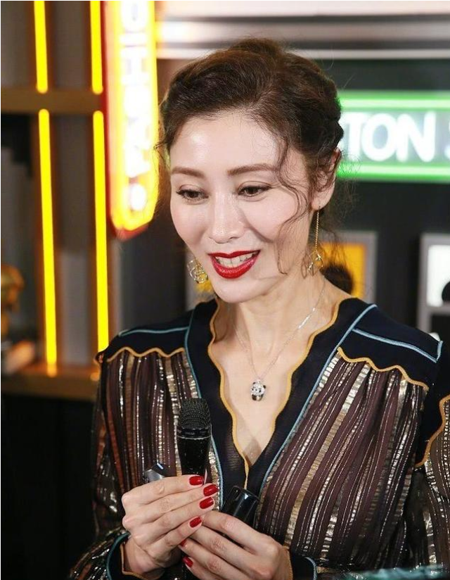 李嘉欣近照面部发福女神也敌不过岁月网友这苹果肌有点假