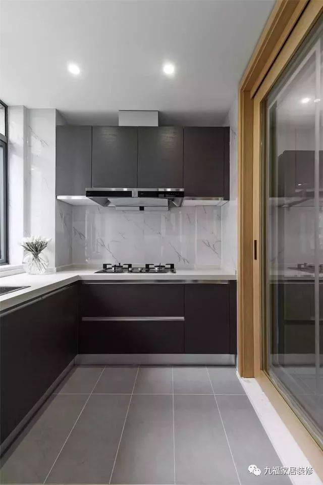 灰棕色橱柜搭配浅色冰川灰地砖,沉稳大气,干净整洁.