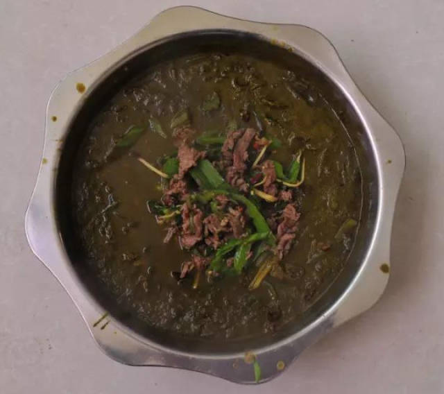 绿黑汤,腥腐臭,味道苦,人说是牛粪,却被黔东南人奉为佳肴