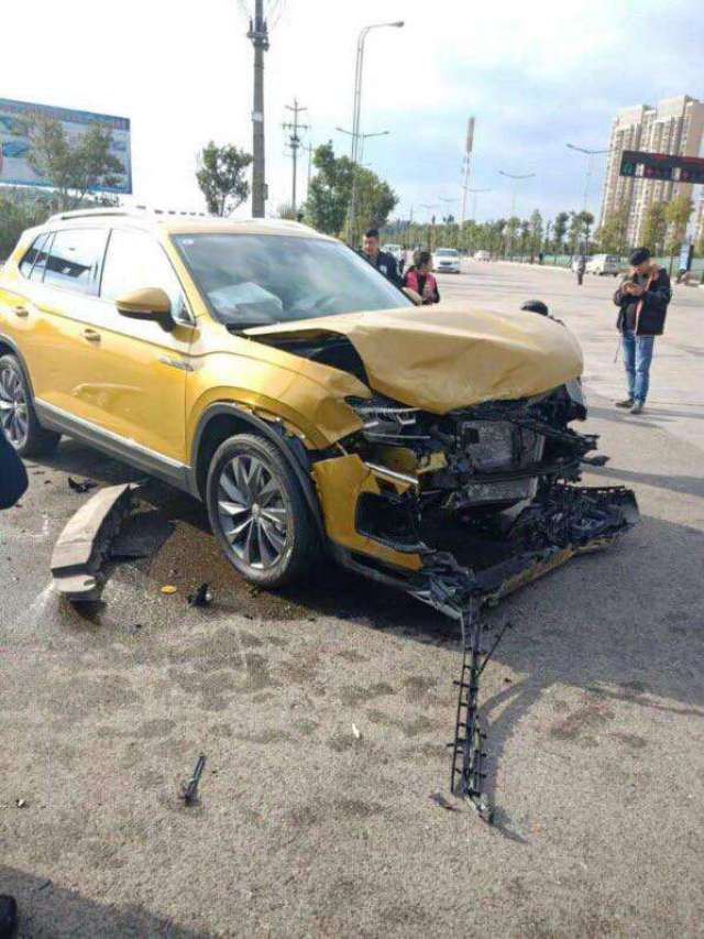 大众探岳撞击出租车完成全国首撞,网友:看着好脆,一碰就碎!